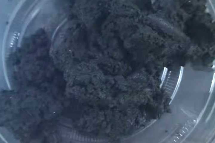 污泥烘干機系統(tǒng)適合于粘性較大的各種污泥干燥，可將含水85％左右的濕污泥脫水到50%左右再烘干成為含水10％以下的干粉