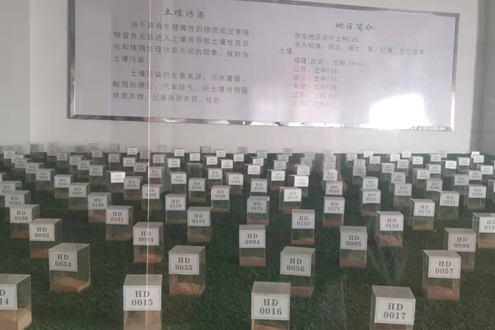 來自礦產(chǎn)開發(fā)、洗選加工過程中產(chǎn)生的大量粘土、泥土礦沙由于持水性高、粘度大、易抱團(tuán)結(jié)塊給后續(xù)物料磨粉、焙燒等工序造成不良影響，烘干機(jī)廠家鄭州東鼎干燥針對(duì)此類物料干燥及應(yīng)用特