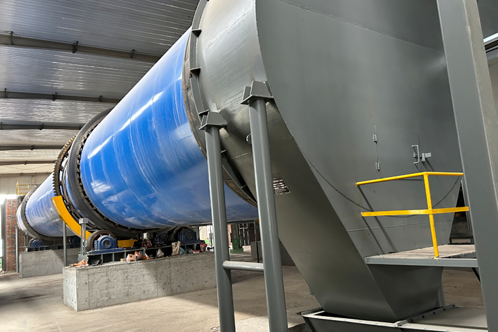 白酒糟烘干機采用新型熱風設備，烘干機集打散防腐清理于一體，清潔排放。