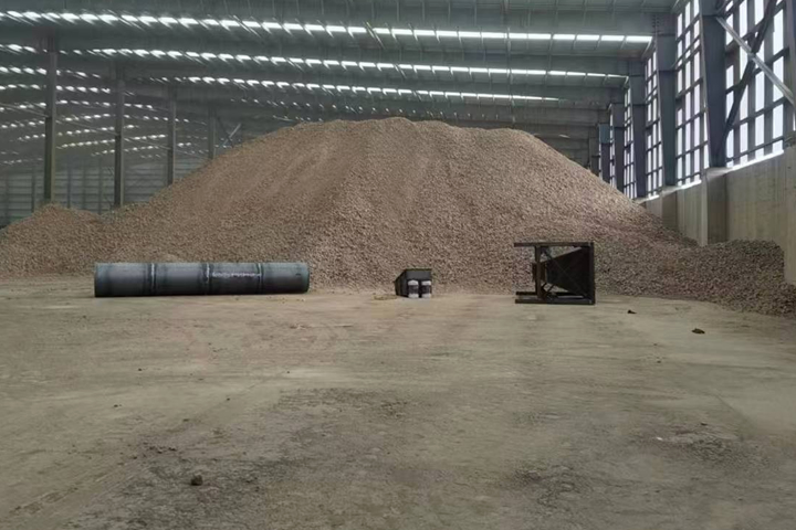 礦石烘干機是東鼎干燥針對冶金建材行業(yè)推出的專用烘干設備，具有產(chǎn)能大、耐磨損、熱能消耗低、自動化程度高的特點。