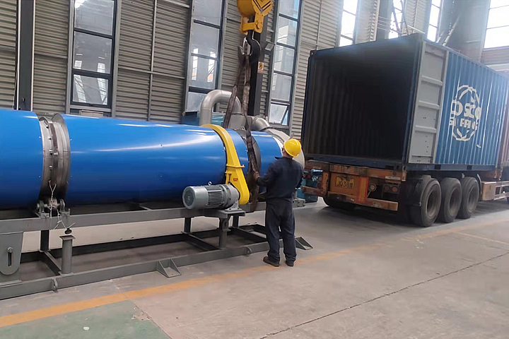 氧化鋁烘干機根據氧化鋁物料的水分狀態(tài)、比重、耐受溫度特性進行設計，采用新型熱風烘干技術，在不改變物料性質的情況下，快速蒸發(fā)掉物料中多余水分。