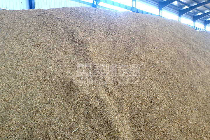 在家具制造行業(yè)生產(chǎn)過(guò)程中會(huì)產(chǎn)生大量的鋸末、刨花，這些木質(zhì)物料是加工優(yōu)質(zhì)生物質(zhì)顆粒的好原料，但由于水分過(guò)高直接壓制顆粒會(huì)影響顆粒品質(zhì)，為了控制鋸末的含水率，我司開(kāi)發(fā)成套鋸