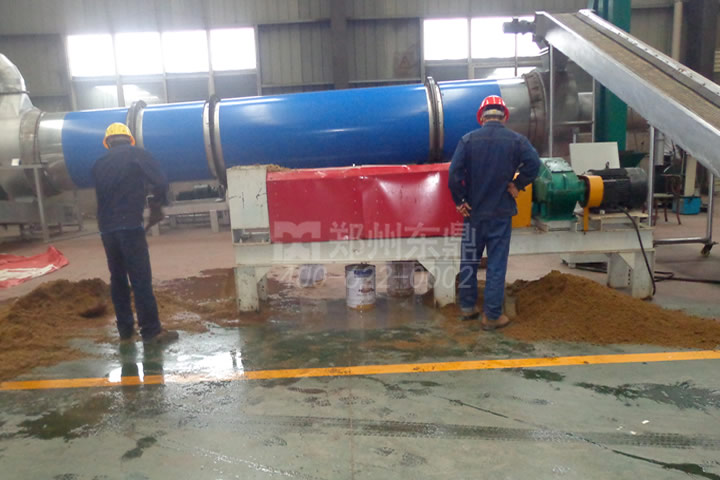 螺旋擠壓式酒糟脫水機(jī)可以調(diào)整壓力和轉(zhuǎn)速，控制酒糟物料脫水效果。