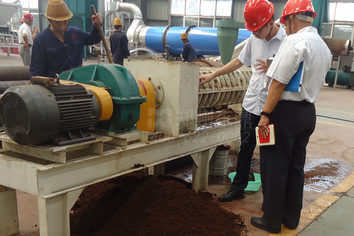 椰糠烘干機(jī)烘干椰槺椰絲成本低，占地面積小，提供椰槺烘干現(xiàn)場考察咨詢
