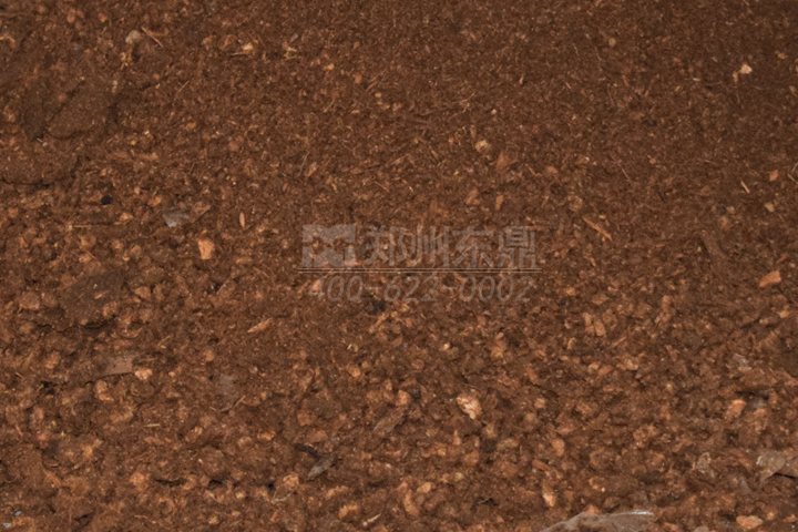 菌菇渣烘干機(jī)通過熱能轉(zhuǎn)換快速將菌渣中的多余水分脫除，改善了菌渣的儲(chǔ)裝運(yùn)特性。
